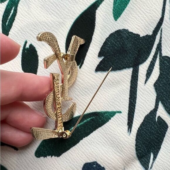 Classic Pearl Brooch - Picture 5 of 7